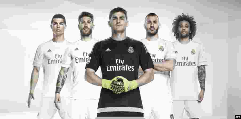 Imagen facilitada por Adidas de los jugadores del Real Madrid Cristiano Ronaldo (i), Sergio Ramos (2i), Iker Casillas (c), Karim Benzema (2d) y Marcelo (d) con la camiseta que la plantilla blanca lucirá la temporada 2015/2016, presentada el lunes 15 de junio hoy bajo el lema "Only perfect Counts". 