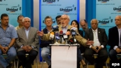 El secretario ejecutivo de la opositora Mesa de la Unidad Democrática (MUD), Ramón Guillermo Aveledo (c), habla durante una rueda de prensa hoy, martes 13 de mayo de 2014, en Caracas (Venezuela). Aveledo afirmó hoy que el diálogo iniciado con el Gobierno